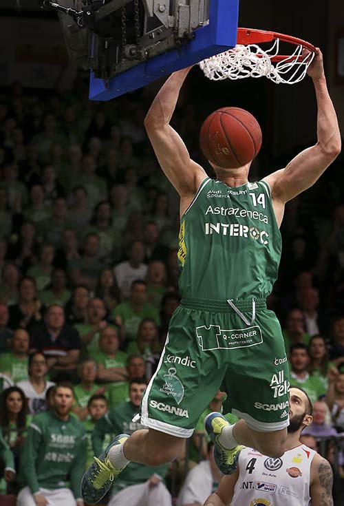 SÖDERTÄLJE 20150429 Täljes Aaron Anderson dunkar in en tvåpoängare i basket SM-finalen mellan Södertälje och Uppsala på onsdagen. Södertälje Kings vann matchen och är därmed SM-mästare.